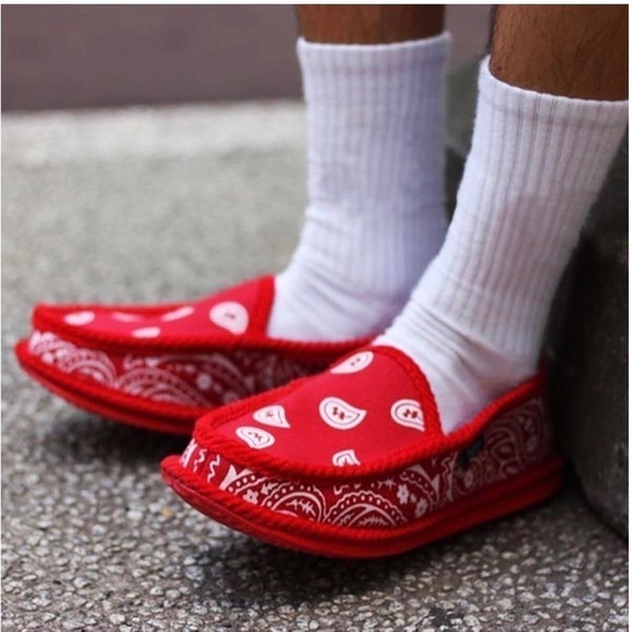 Goat Crew New In Box Red White  Bandana House Shoes Slippers Size 11 main image 4